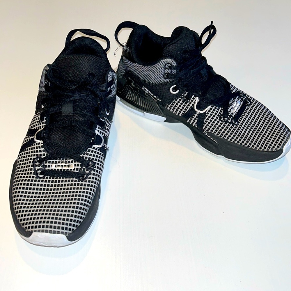 Nike Lebron Witness VII TB Basketball Shoes. Men’s Size 11 Black/White Sneakers!